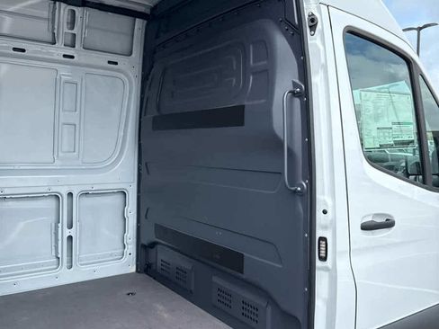 Used 2025 Mercedes-Benz Sprinter 2500 image 17