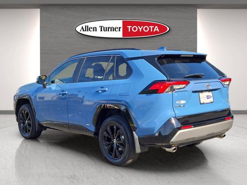 Used 2025 Toyota RAV4 SE image 8