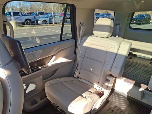 Used 2019 Lincoln Navigator Reserve image 12