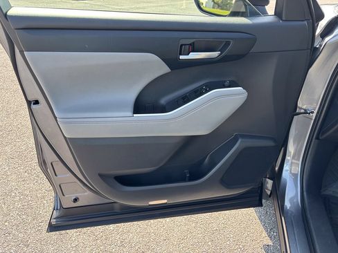 Certified 2024 Toyota Highlander XLE FWD image 17