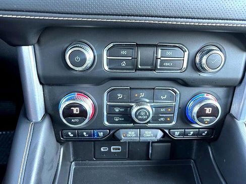 Used 2022 GMC Yukon SLT w/ SLT Luxury Package image 24