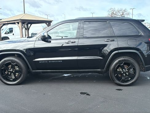 Used 2019 Jeep Grand Cherokee Laredo image 6