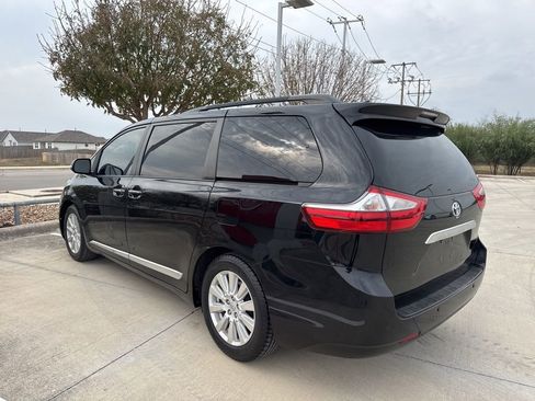 Used 2017 Toyota Sienna Limited Premium image 5