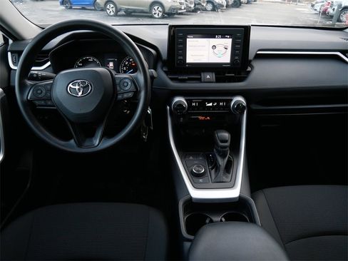 Used 2021 Toyota RAV4 LE image 10