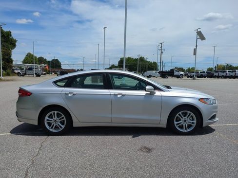 Certified 2018 Ford Fusion SE FWD image 3