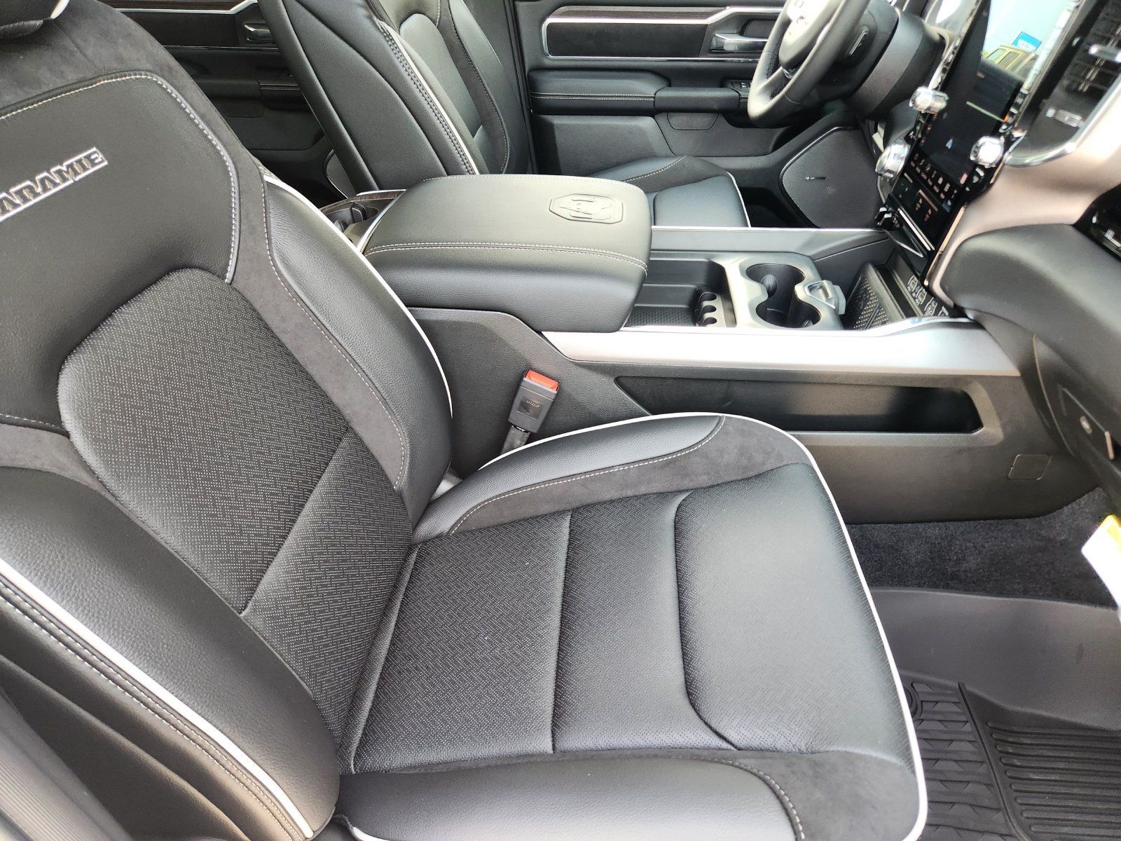 New 2026 RAM 1500 Laramie AWD/4WD image 15