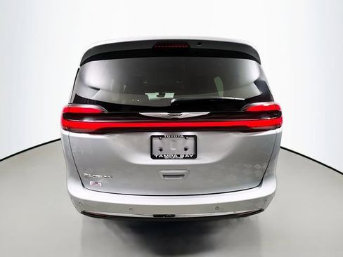 Used 2024 Chrysler Pacifica Touring-L FWD image 3