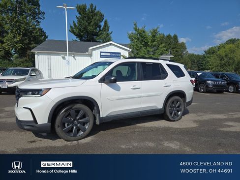 Used 2025 Honda Pilot Sport image 1