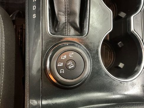 Used 2018 Ford Explorer XLT image 33