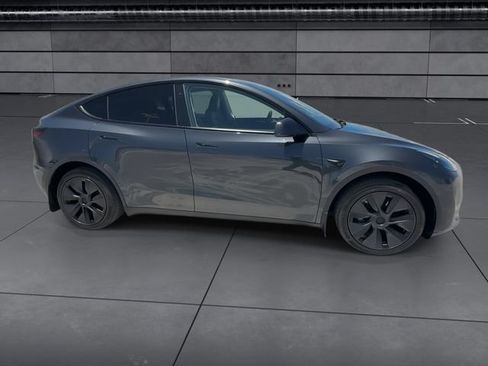 Used 2025 Tesla Model Y Long Range RWD image 9
