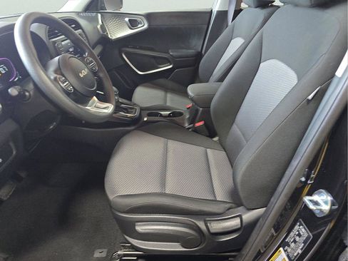 Used 2025 Kia Soul LX w/ LX Technology Package FWD image 9