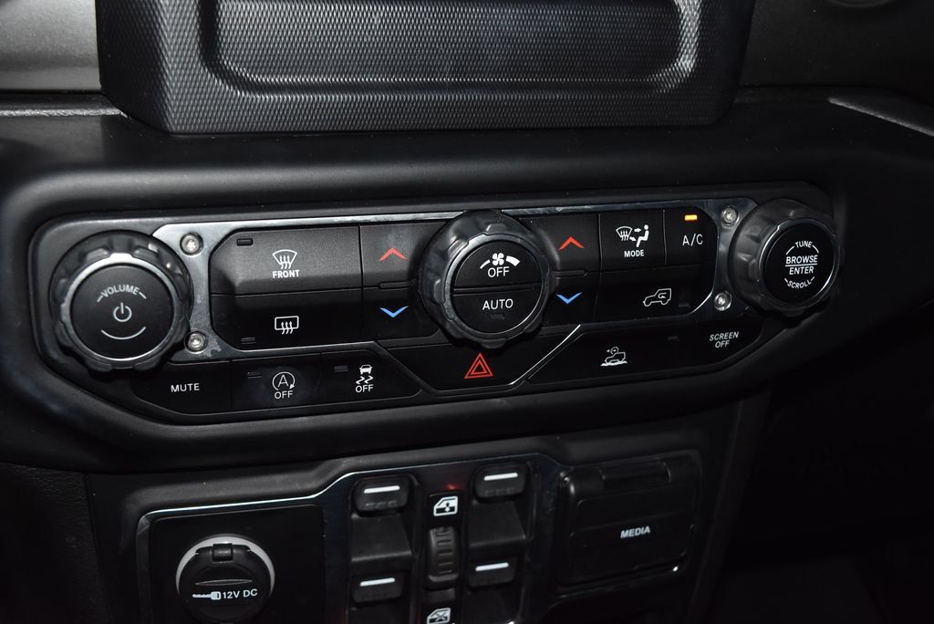 Used 2021 Jeep Wrangler Unlimited Sahara w/ LED Lighting Group AWD/4WD image 12