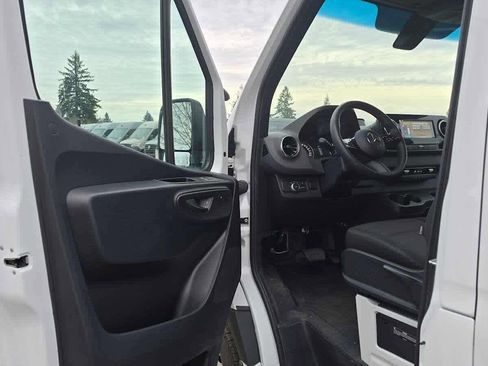 Used 2025 Mercedes-Benz Sprinter 2500 image 22