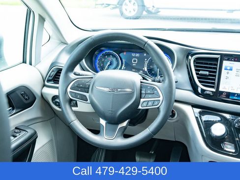 Used 2023 Chrysler Pacifica Touring-L FWD image 33