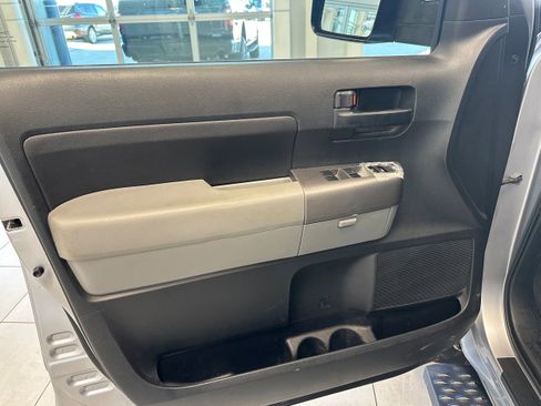 Used 2012 Toyota Tundra 4x4 CrewMax image 11