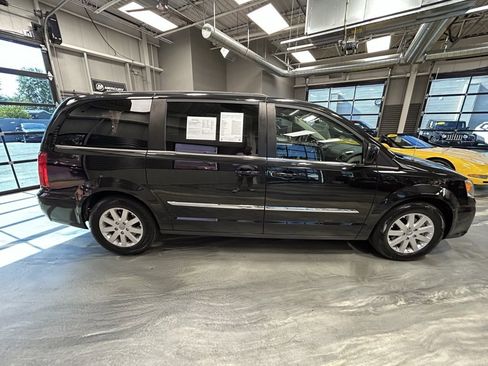 Used 2015 Chrysler Town & Country Touring image 26
