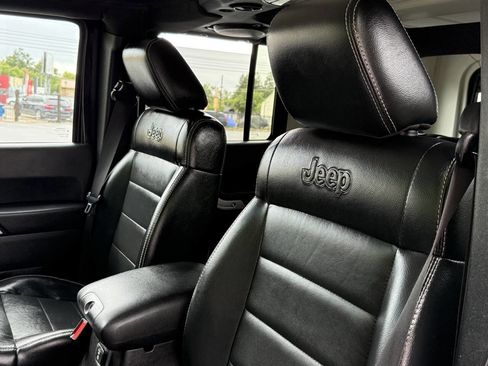 Used 2012 Jeep Wrangler Unlimited Sahara w/ Connectivity Group AWD/4WD image 17