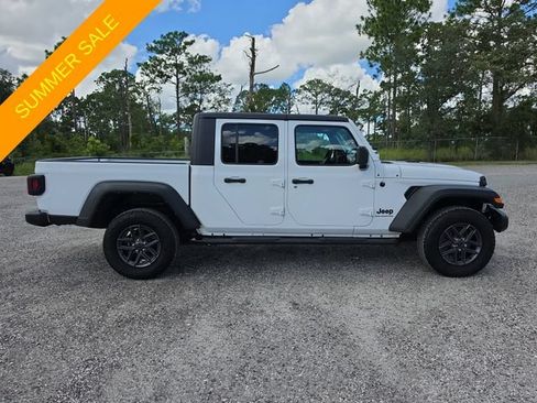 Certified 2023 Jeep Gladiator Sport AWD/4WD image 3