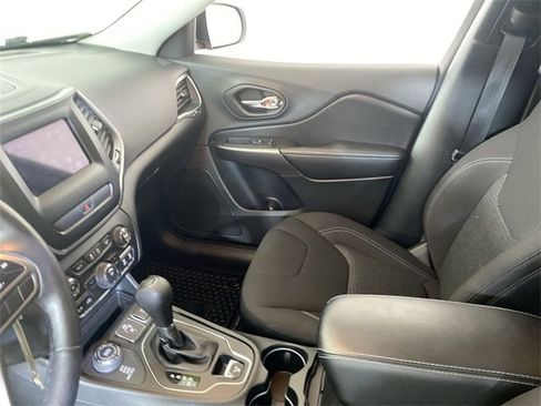 Used 2019 Jeep Cherokee Latitude w/ Cold Weather Group image 11