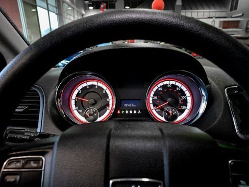 Used 2019 Dodge Grand Caravan SE w/ UConnect Hands-Free Group image 28