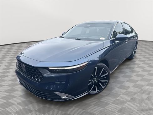 Used 2023 Honda Accord Touring image 2