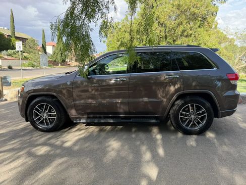 Used 2018 Jeep Grand Cherokee Overland AWD/4WD image 2