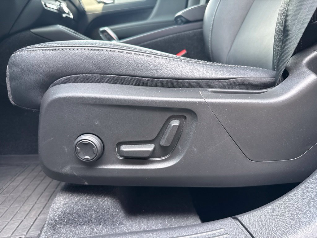 Used 2023 Volvo XC40 B5 Plus AWD/4WD image 30