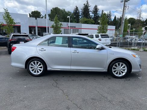 Used 2012 Toyota Camry XLE w/ Leather Pkg FWD image 3