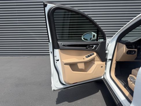 Certified 2024 Porsche Macan AWD/4WD image 23