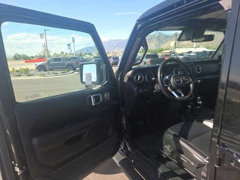 Used 2019 Jeep Wrangler Unlimited Sahara AWD/4WD image 12