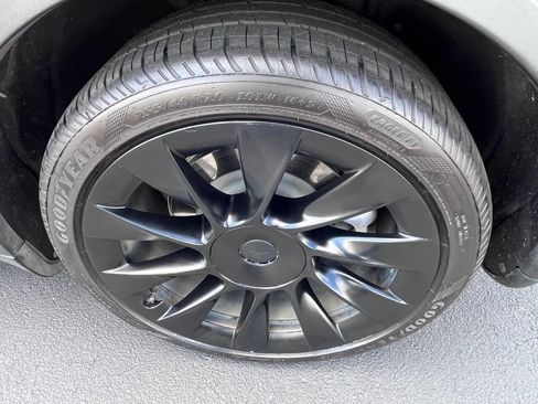 Used 2021 Tesla Model Y Long Range image 17