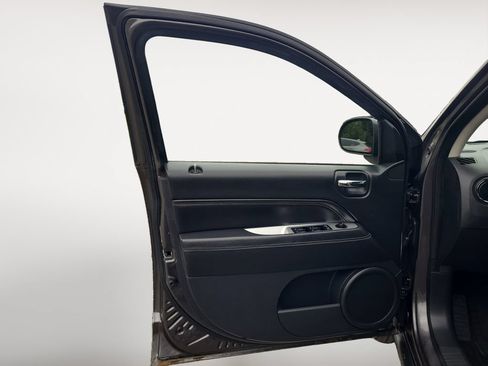 Used 2015 Jeep Compass Latitude FWD image 24