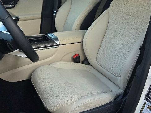 Used 2025 Mercedes-Benz GLC 300 image 11
