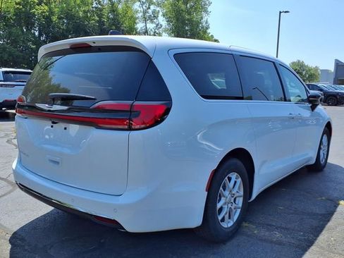 New 2026 Chrysler Pacifica Select image 3