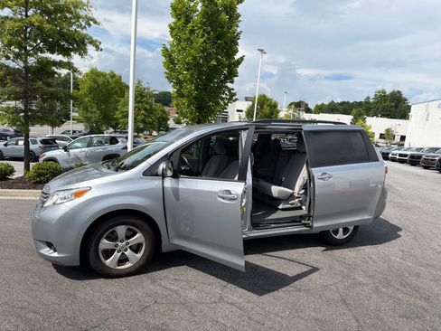Used 2016 Toyota Sienna LE FWD image 17