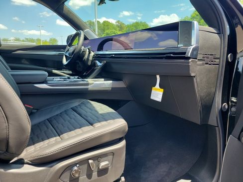 New 2026 Cadillac Escalade V w/ LPO, ONYX Package AWD/4WD image 28