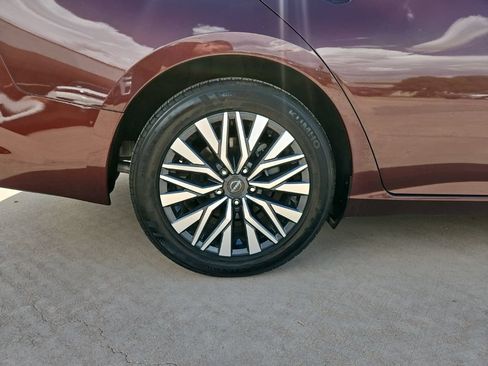 Used 2024 Nissan Altima 2.5 SV FWD image 9