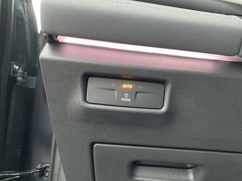 New 2025 Volkswagen Tiguan SE image 16