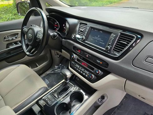 Used 2018 Kia Sedona EX image 13