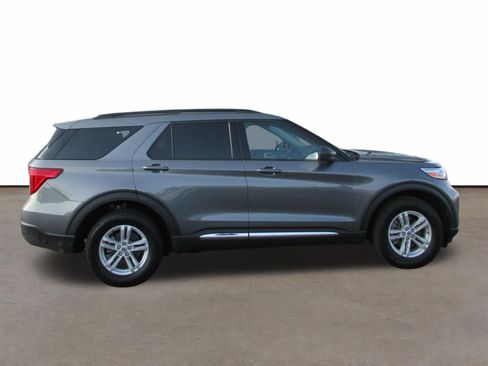 Used 2024 Ford Explorer XLT AWD/4WD image 2
