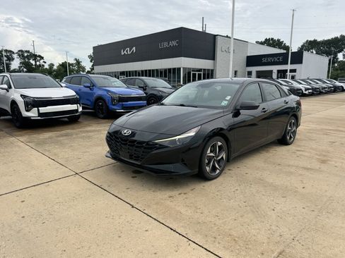 Used 2023 Hyundai Elantra SEL w/ Convenience Package FWD image 3
