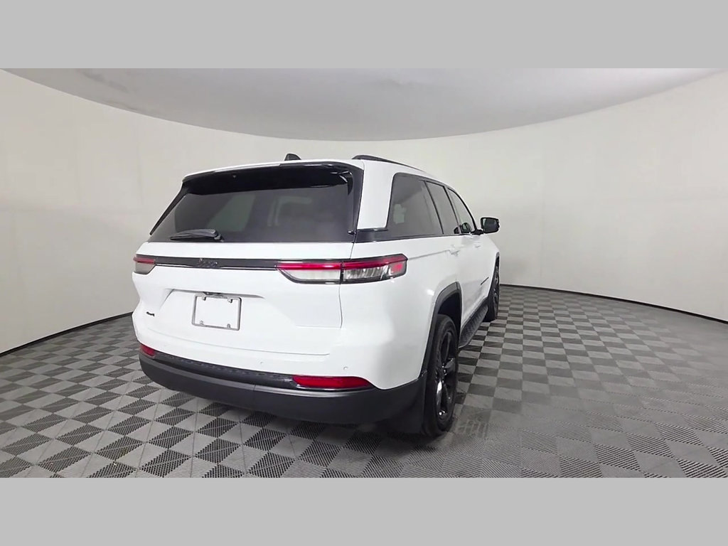 Used 2025 Jeep Grand Cherokee Altitude AWD/4WD image 41