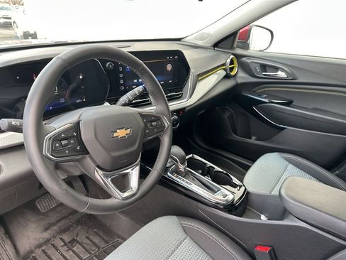 Used 2025 Chevrolet Trax LT w/ Driver Confidence Package image 12