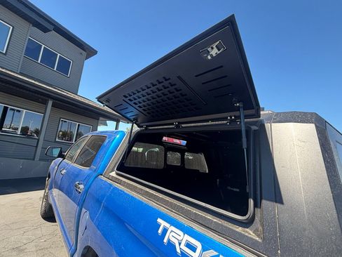 Used 2018 Toyota Tundra Limited w/ Limited Premium Package AWD/4WD image 9