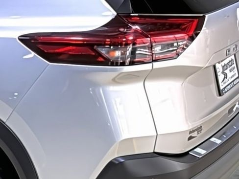 Used 2023 Nissan Rogue SV image 10