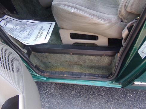 Used 1998 Chevrolet Astro w/ Convenience Group image 12