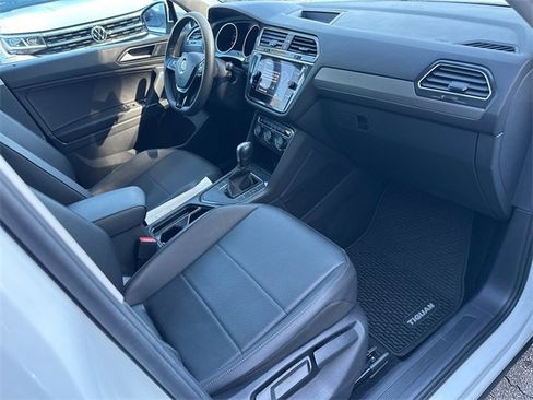 Used 2020 Volkswagen Tiguan SE image 28