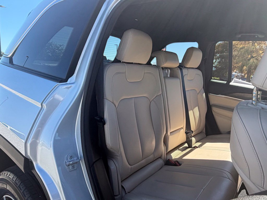 Used 2025 Jeep Grand Cherokee Limited AWD/4WD image 39