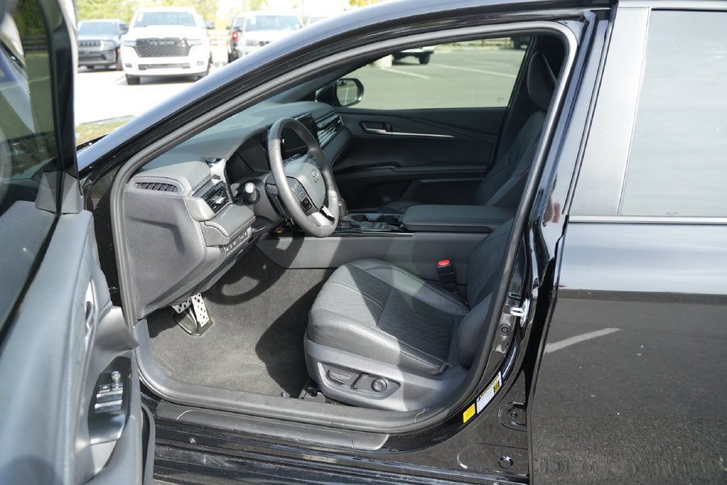 Used 2025 Toyota Camry XSE FWD image 12