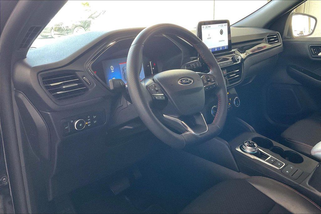 Used 2025 Ford Escape ST-Line Select AWD/4WD image 4